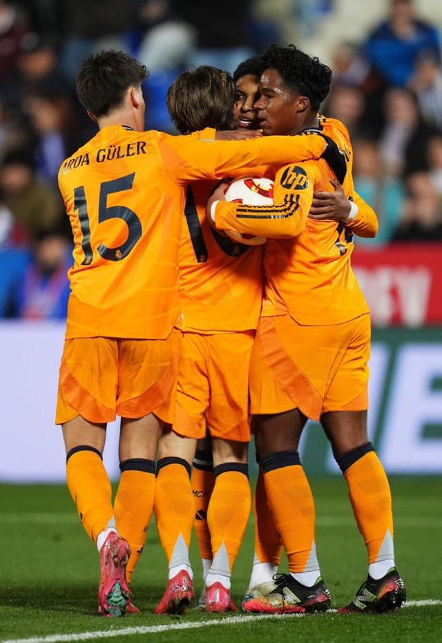 巴黎圣日耳曼险胜皇马，范戴克扑点救主亚洲杯