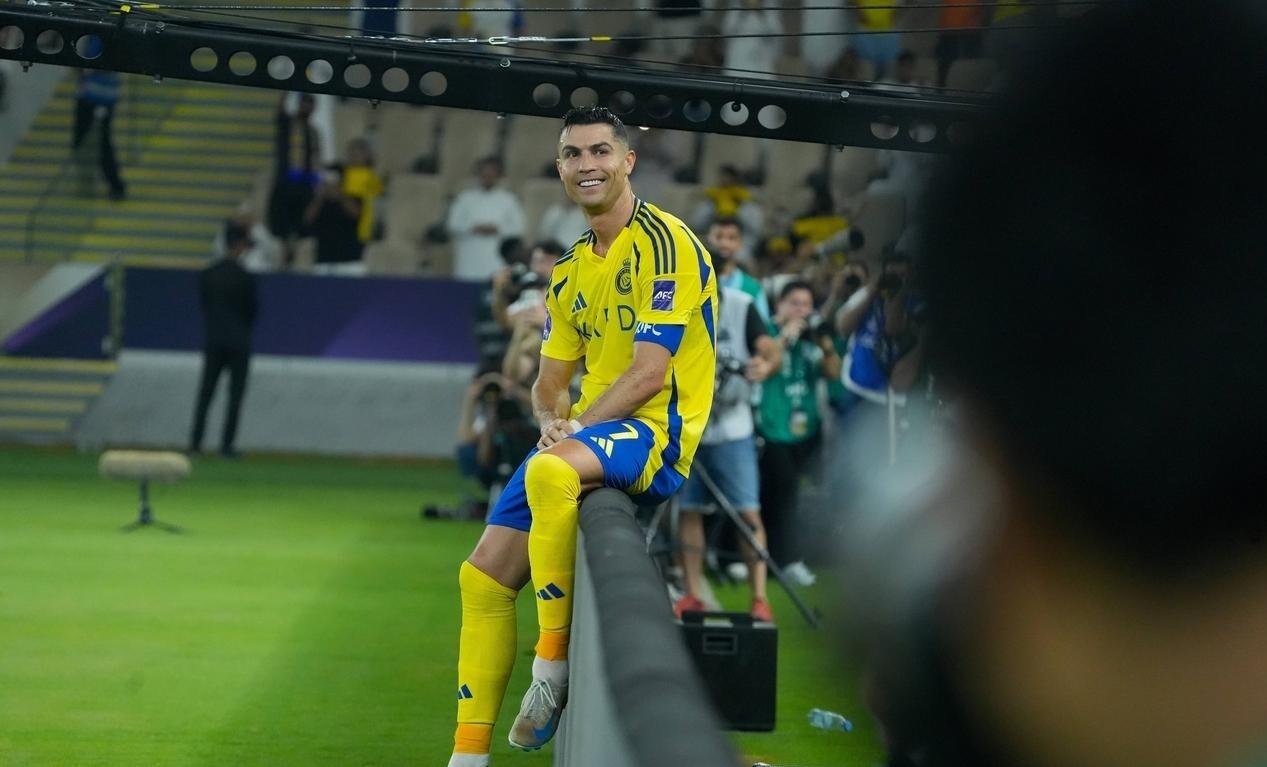 巴萨险胜热刺，C罗乌龙送礼意甲