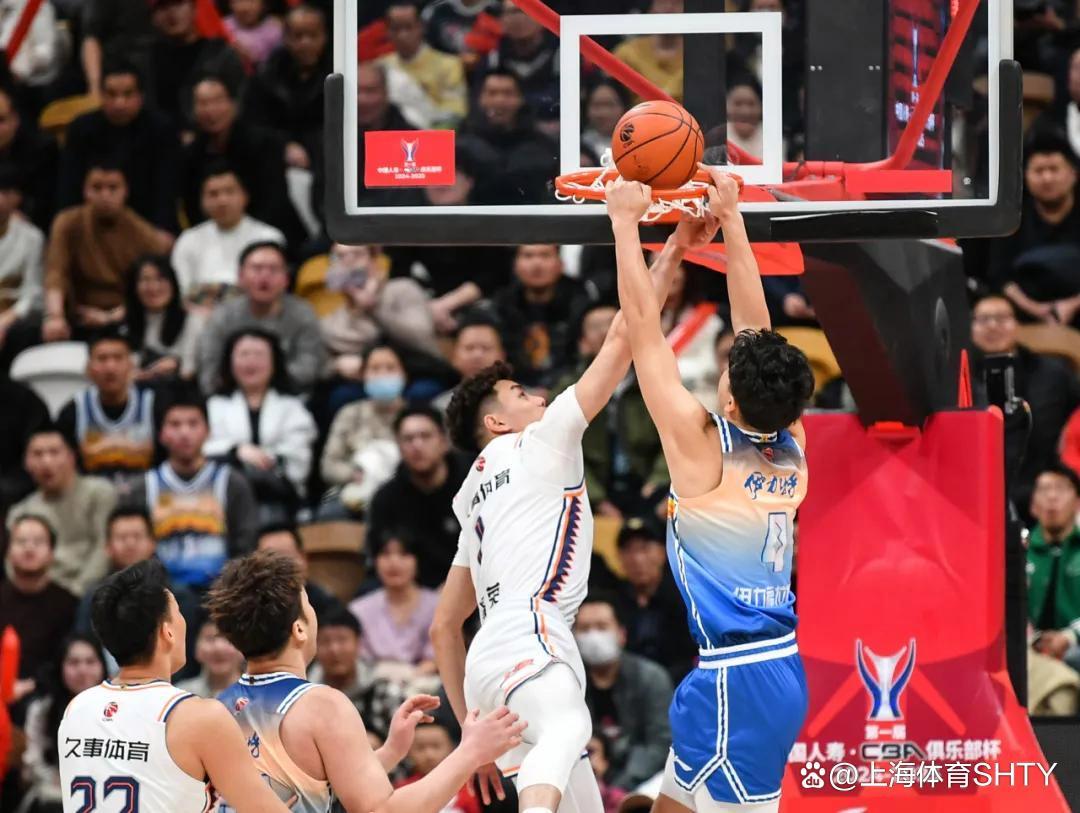 新疆队凭借高效进攻击败对手,取得胜利 新疆队凭借高效进攻击败对手,取得胜利