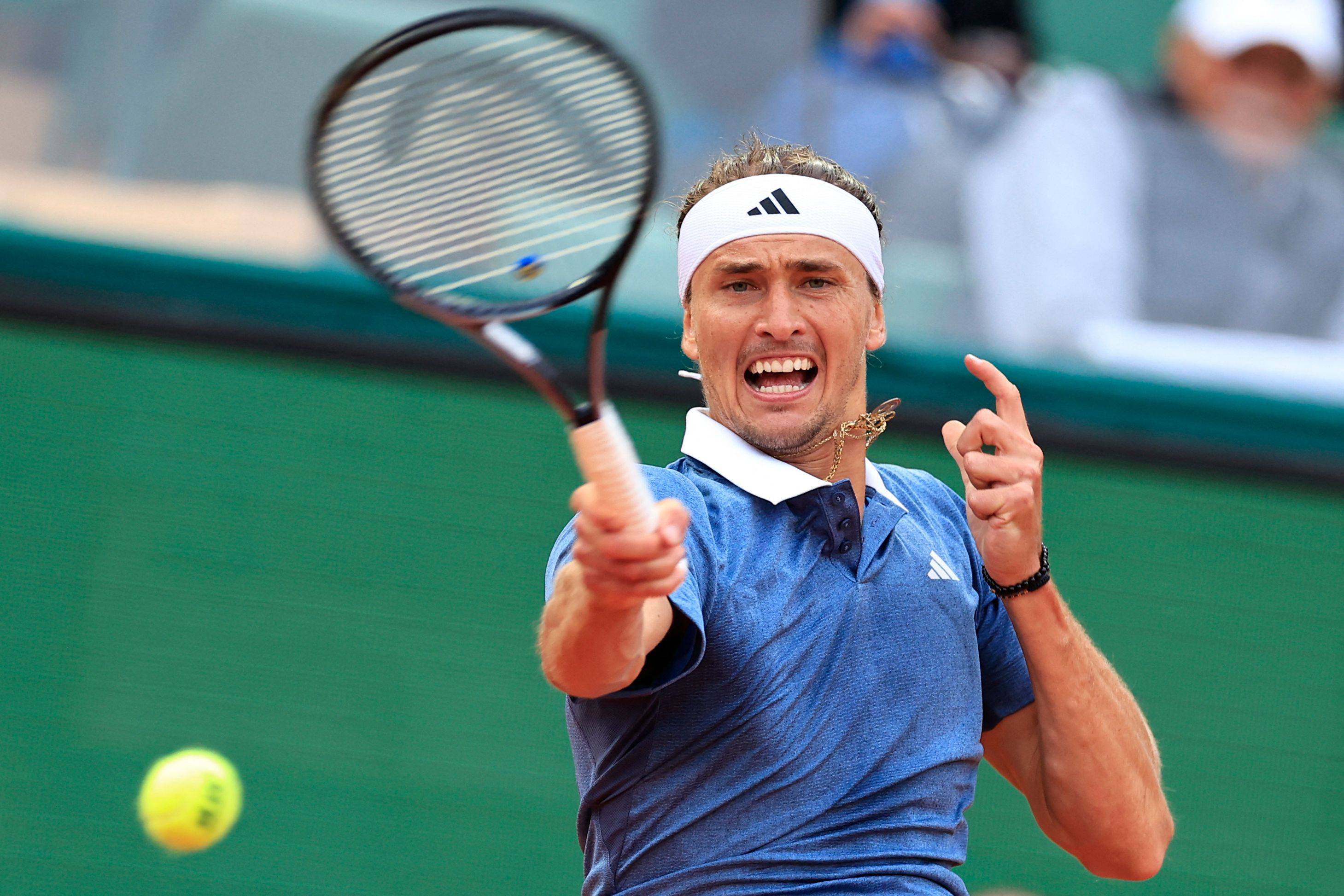 包含西班牙网球队绝地反击世界网球队，兹维列夫关键制胜的词条